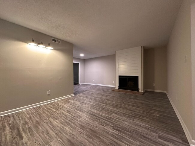 Foto del edificio - Convenient, in town living with garage!