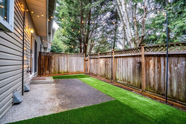 Foto del edificio - RENOVATED 3 BED, 3 BATH KIRKLAND TOWNHOME W GARAGE & EASY COMMUTE!