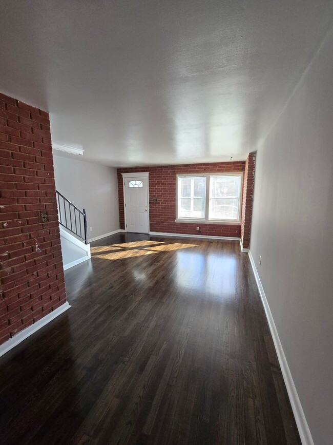 Building Photo - 942 Elton Ave