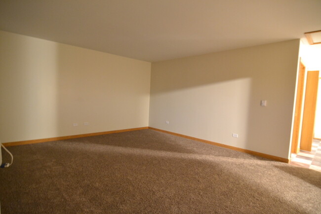 Building Photo - Amazing 2 Bedroom and 1 Bathroom Apartment