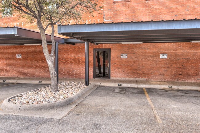 Building Photo - 30 W Beauregard Ave