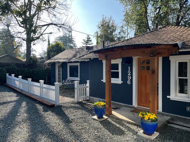 Building Photo - 1296 N Mentor Ave