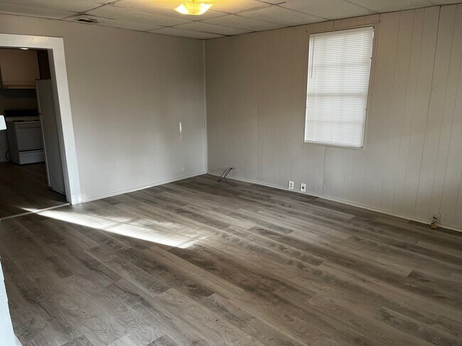Building Photo - 1005 N Oak St