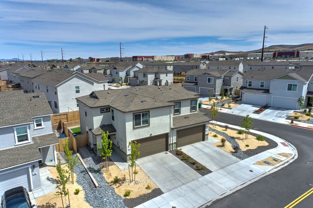 Primary Photo - Terrific 4 bedroom available for rent - Al...