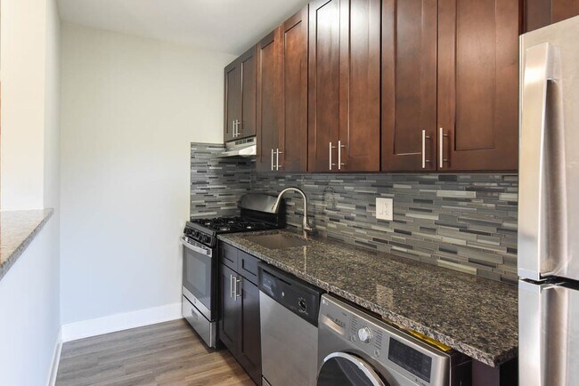 Building Photo - 733 Judson Ave