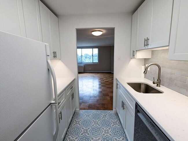 Building Photo - Sunny Top-Floor Junior 1BD Condo Near Down...