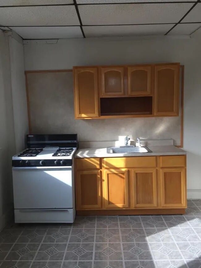 Building Photo - 2 Bedroom Available Now
