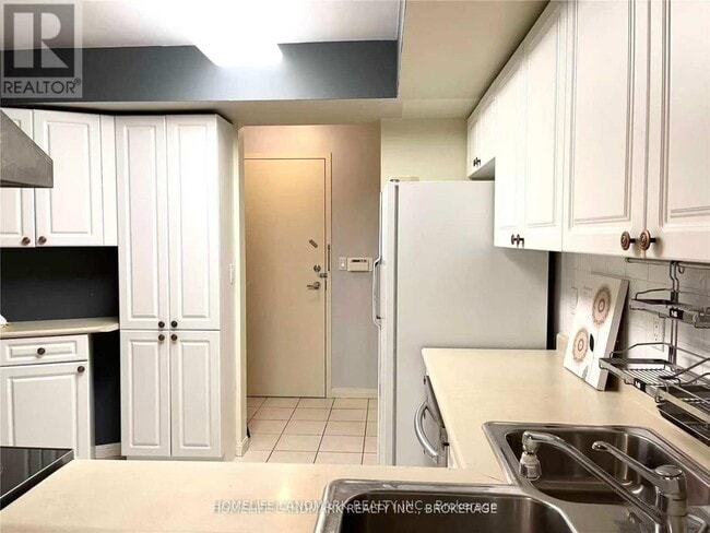 Building Photo - 28 Sommerset Way