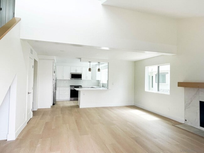 Building Photo - 1093 N Vulcan Ave