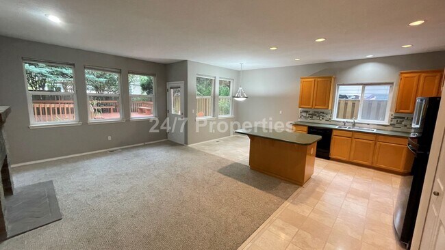 Foto del edificio - Inviting 3 BD | 2.5 BA Home w/ Massive Bac...
