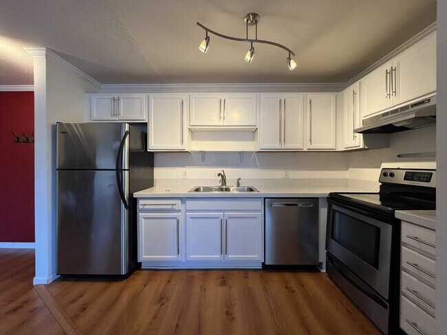 Foto del edificio - NE  ~ Charming  2 Bedroom 1 Bathroom Condo! Reserved Parking, Storage , Some Utilities Included! ...