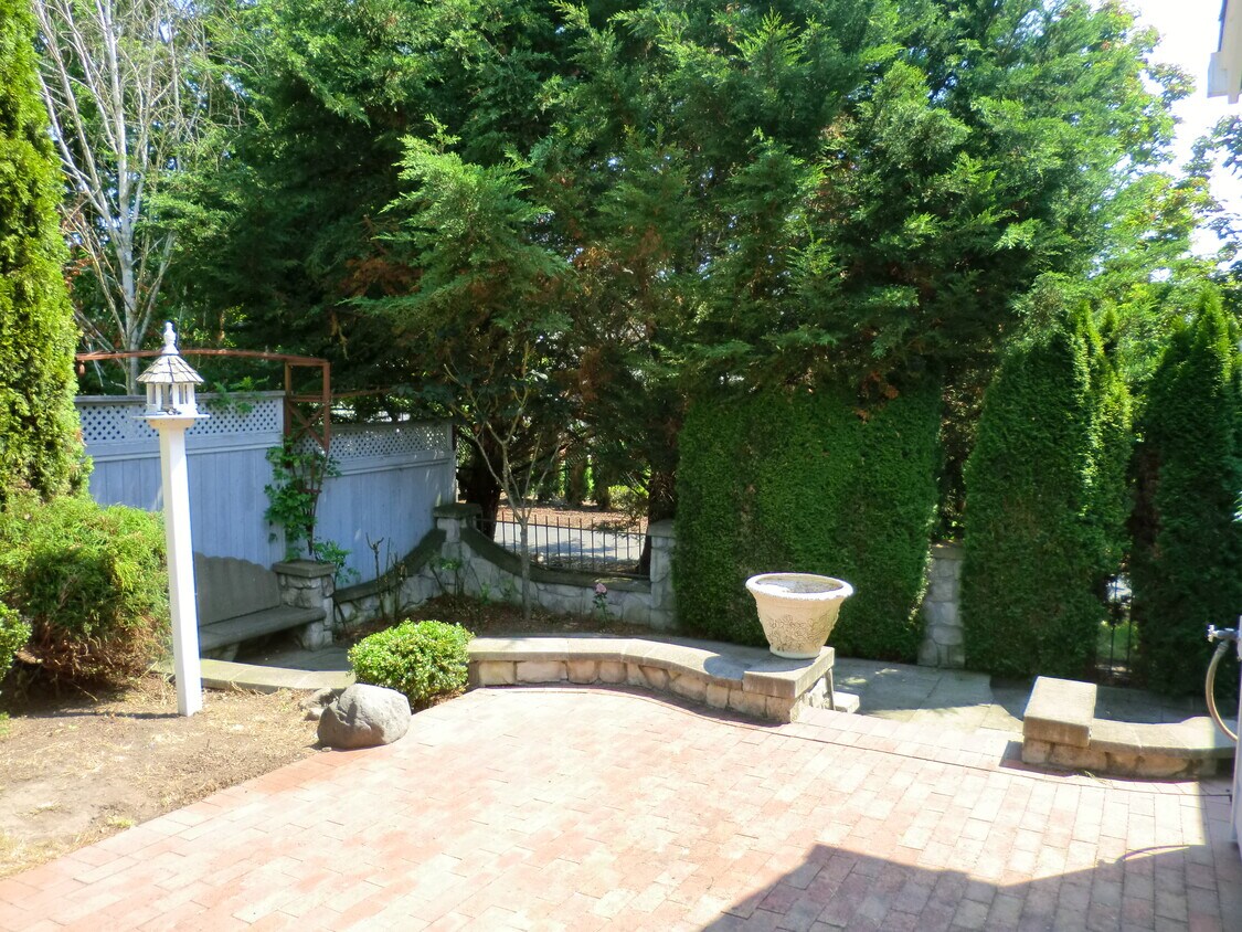 Building Photo - 17855 SW Mandel Ln