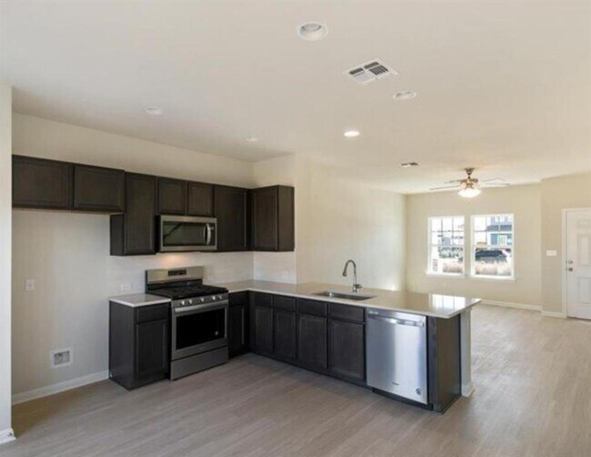 Foto del edificio - 1044 Esplanade Pkwy