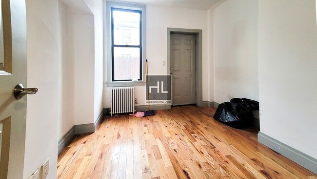 Building Photo - HARMAN STREET / Spacious 1-Bed 1 Bath / Gr...