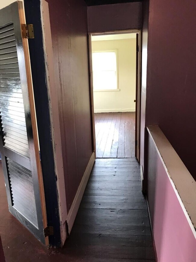 Building Photo - 2 bedrooms 1 bath