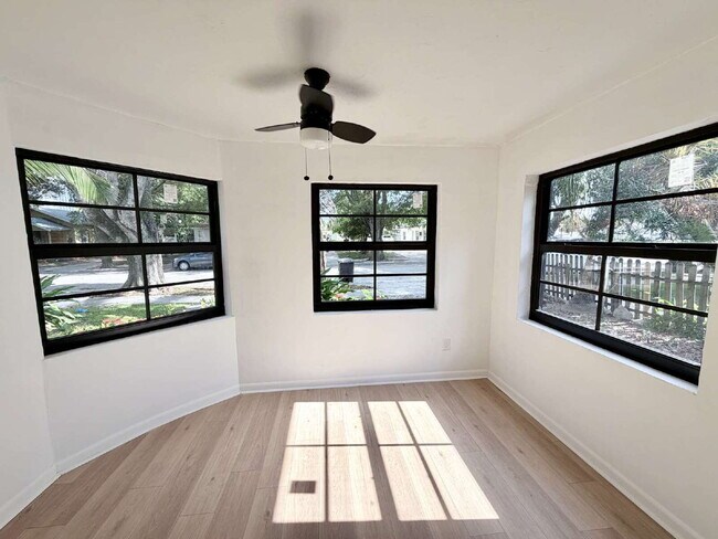 Foto del edificio - "Charming 1-Bedroom Retreat in West Palm Beach – Spacious 700 Sq Ft Haven!"