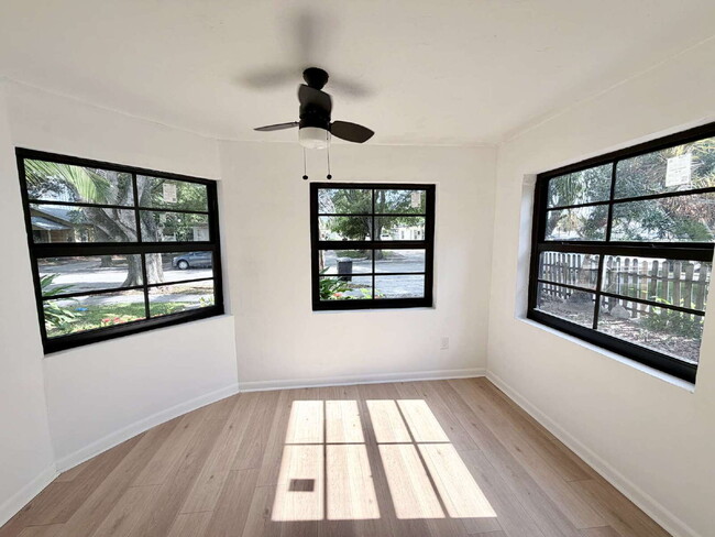 Building Photo - "Charming 1-Bedroom Retreat in West Palm Beach – Spacious 700 Sq Ft Haven!"