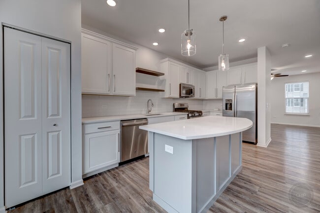 Building Photo - 189 Lakeshore Dr