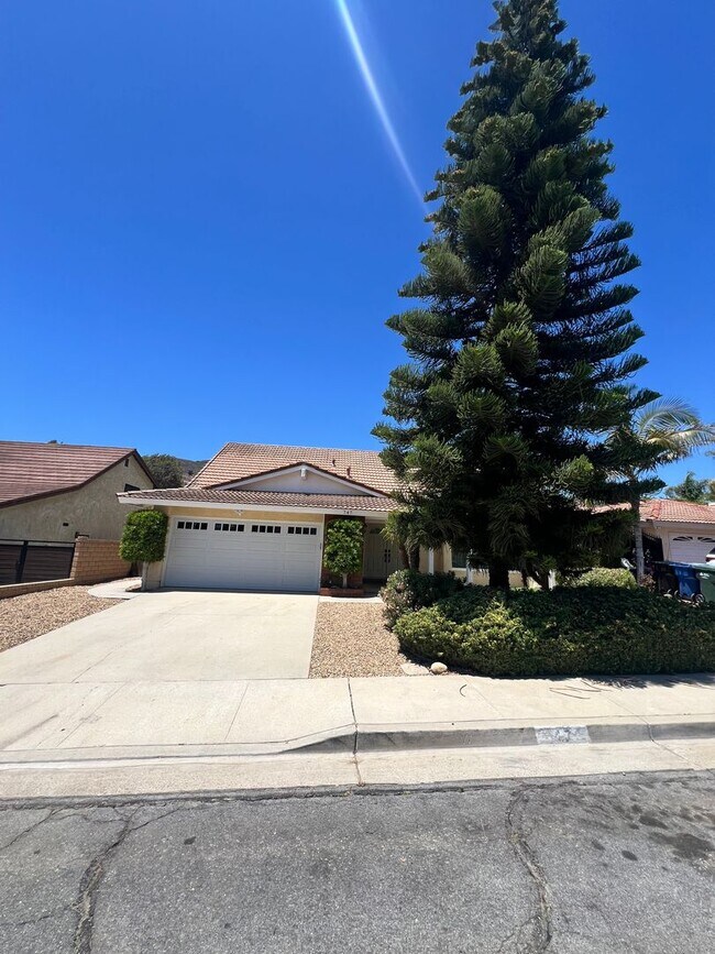 Foto del edificio - Santa Paula - Spacious pool home in wonder...