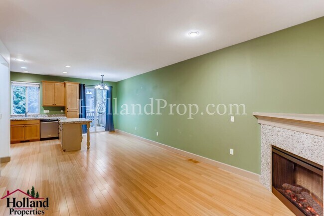 Foto del edificio - Pet free 3 bedroom Home with natural light...