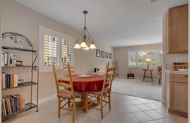 Foto del edificio - 8216 Woolburn Dr