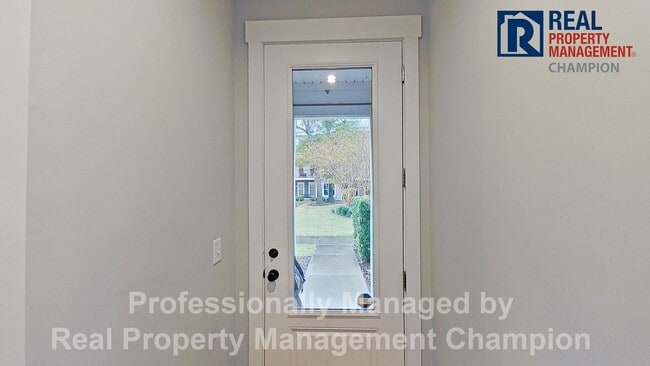 Building Photo - Bright & Open End Unit Townhome