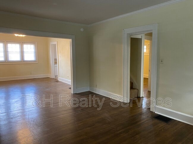Building Photo - 716 E 46th St