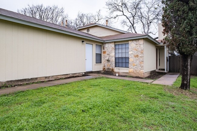 Building Photo - 3 Bedroom, 2 Bath Duplex in Round Rock with 1 Car Garage