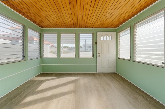 Building Photo - 553 72nd Ave