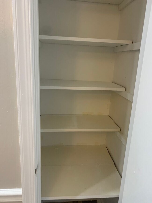 Foto del edificio - 3 BEDROOM BRICK RANCH WITH FENCED IN BACK ...