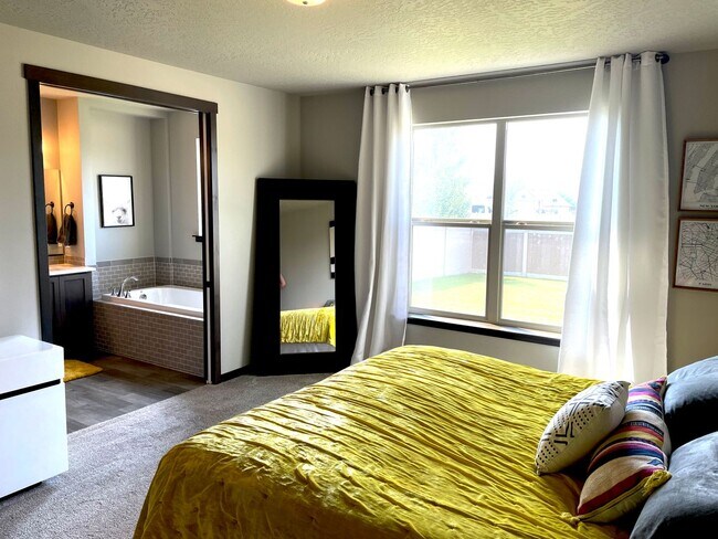 Foto del edificio - Beautiful 3 Bedroom, 2.5 Bath Two-Story Home with Office in Post Falls