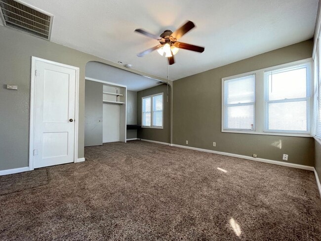 Building Photo - Cozy 1 bedroom with detached garage