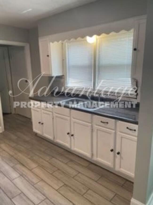 Foto del edificio - Schedule today to see this  Freshly Renova...