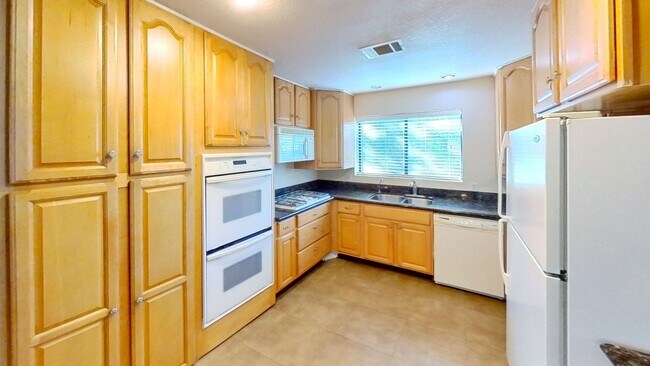 Foto del edificio - 3 Bedroom, 3 Bathroom Live Oak Canyon Home...