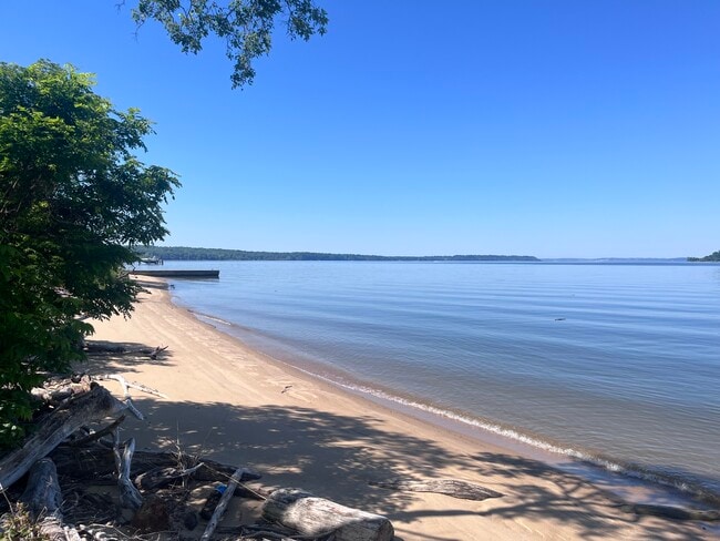 Potomac River Beach SW - 2480 Fenwick Cir