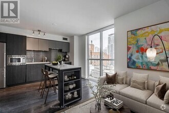 Building Photo - 15-1115 Roehampton Ave
