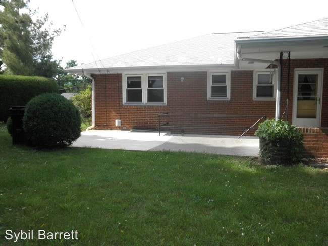 Building Photo - 3 br, 1.5 bath House - 702 Commander