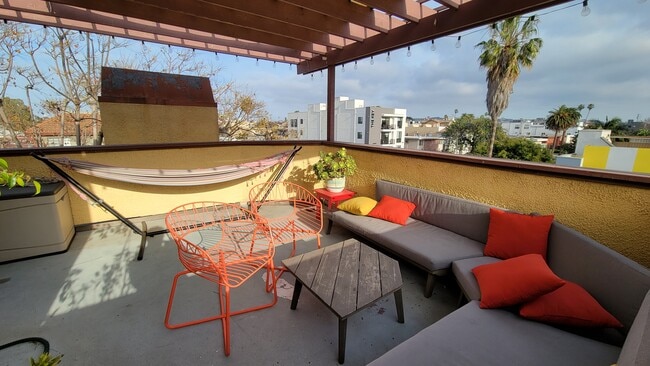 Private rooftop deck - 3619 Keystone Ave