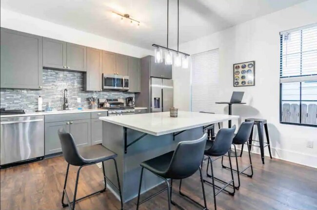 Foto del edificio - 2705 E 3rd St