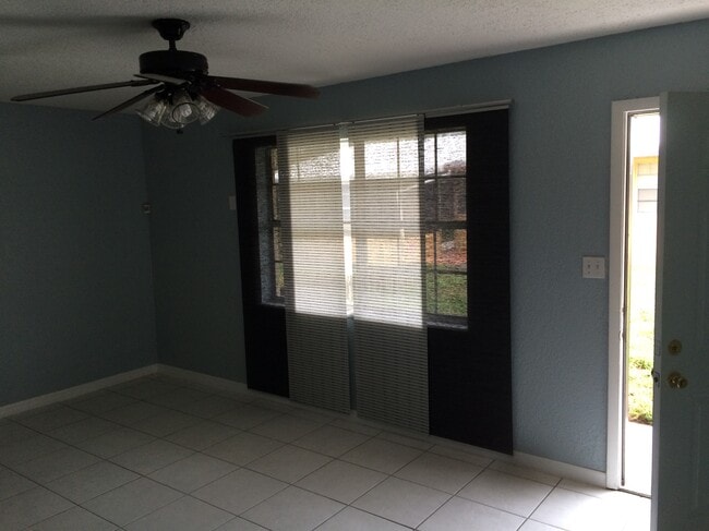 Living room - 634 SW 4th Ave