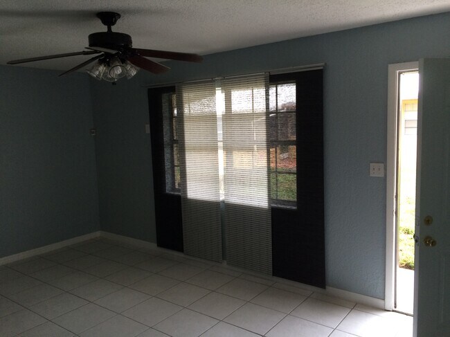Living room - 634 SW 4th Ave Apartments