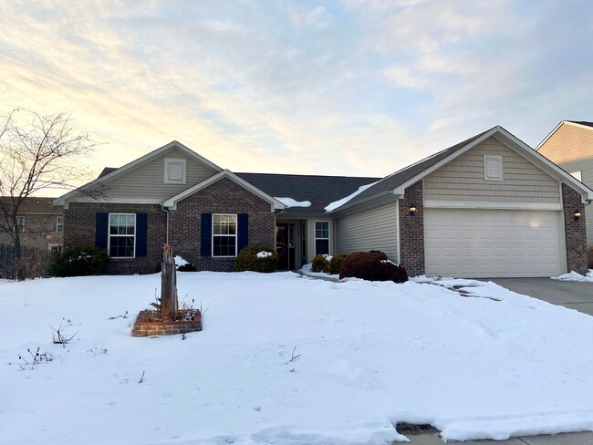 3 Bed 2 Bath Ranch Style House with Fenced Backyard - 3 Bed 2 Bath Ranch Style House with Fenced Backyard