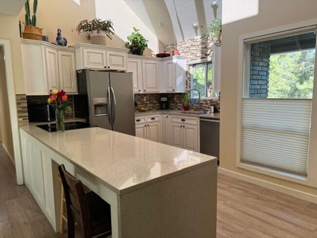 Building Photo - Move in special 1/2 off first month rent -...