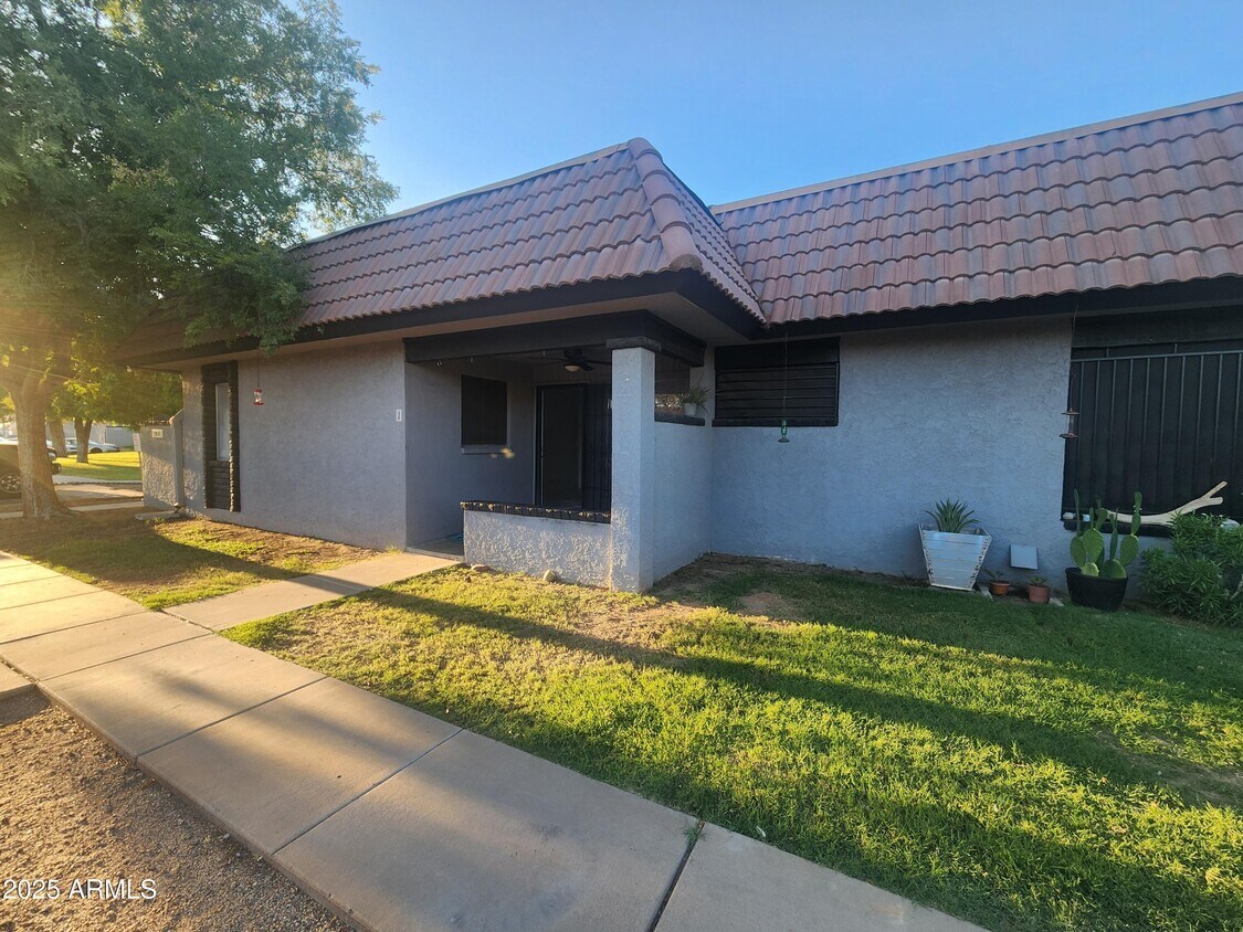 Foto principal - 9001 W Elm St