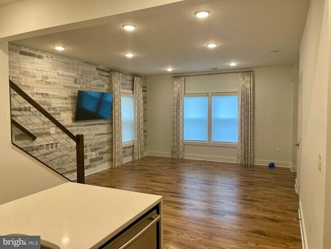 Building Photo - 44774 Tiverton Sq