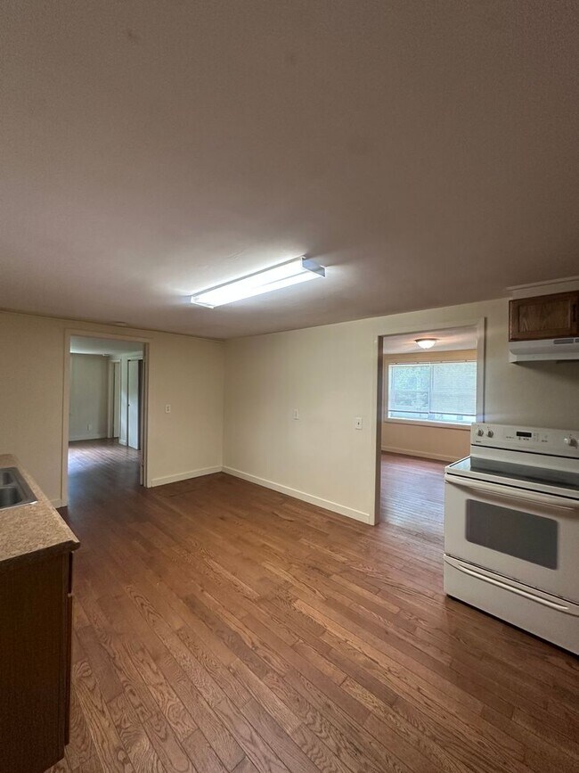 Foto del edificio - Private ranch with spacious yard! Can accommodate 5 bedrooms!