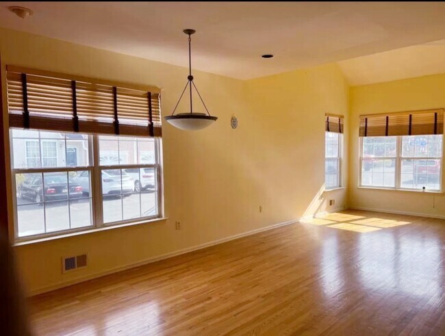 Building Photo - 8 Gallop Ln