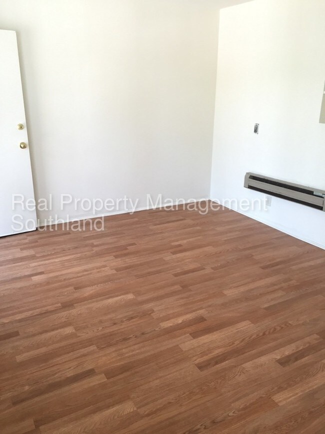 Building Photo - 1 bedroom/1bth with covered parking