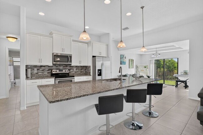Building Photo - 503 SW 11th Ct