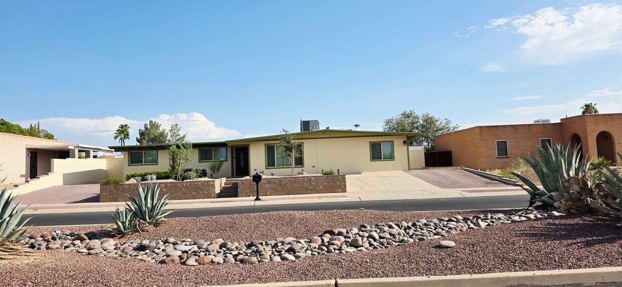Primary Photo - 9042 E Kenyon Dr